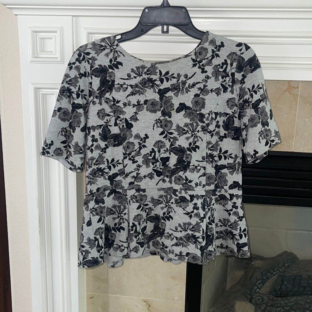 Black and Grey rose patterned short sleeve top, pleated towards bottom